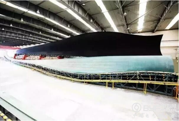 中复连众75米抗台风型海上风机叶片顺利下线