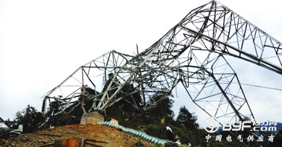 哈尔滨：疑因大风惹祸 输电铁塔弯折