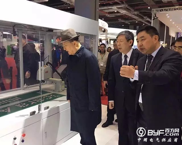 上海市市长杨雄和前市委副书记、市长、中国工程院院长徐匡迪院士一行参观ABB展位