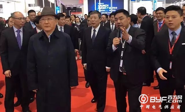 上海市市长杨雄和前市委副书记、市长、中国工程院院长徐匡迪院士一行参观ABB展位