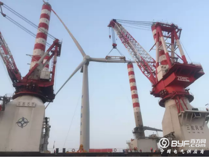 江苏如东：海上风电项目首台风机安装取得成功