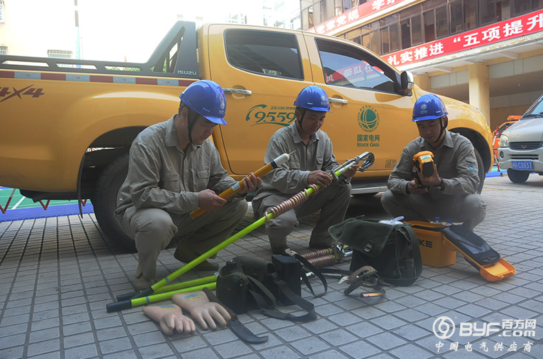 大山深处的巡线工 