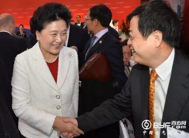 正泰|南存辉与施罗德在“汉堡峰会”同台受奖