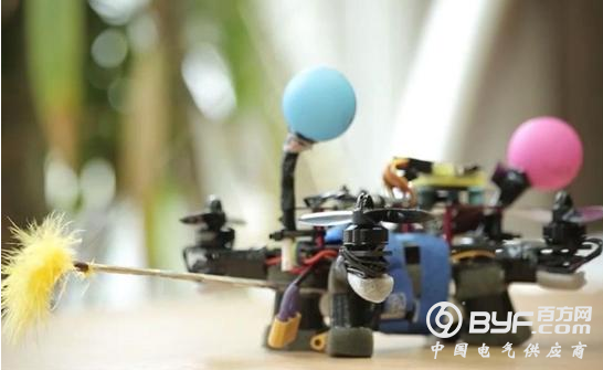 科学家研制出机器人蜜蜂 可完成花粉转移