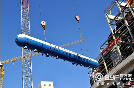 中国能建西北电建承建的北京阿苏卫垃圾电站工程4号余热锅炉汽包吊装就位