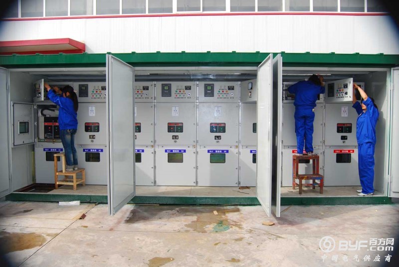 记者昨日在四川绵阳高新区京东方工业园区建设工地看到，建设场地施工机械加紧作业。场地周围，20座容量为500千伏安的箱式变电站有序分布。据了解，供电设施总计一万千伏安，从1日开始正式运行，为京东方项目3月开始正式建设提供源源不断的电力保障。