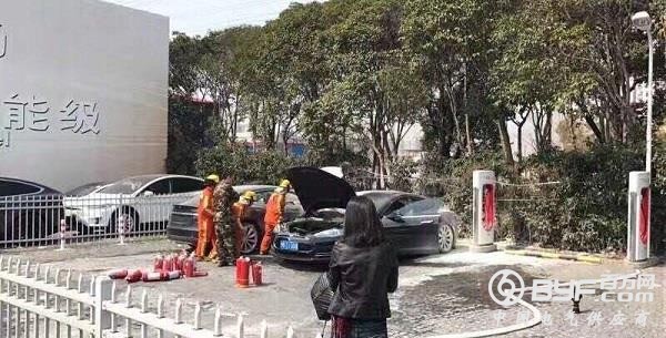 特斯拉4S店内充电引发自燃 超级充电桩安全性存疑