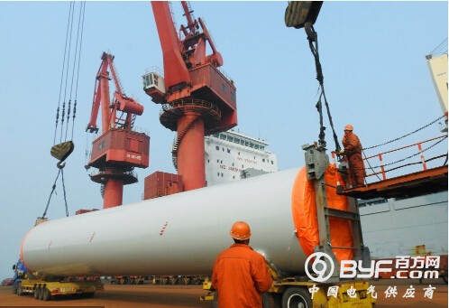 3月5日，工人在江苏连云港港口59号泊位将一批风电塔架装船