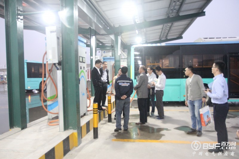国家能源局调研组视察目前国内最大充电站深圳前海月亮湾公交总站充电站