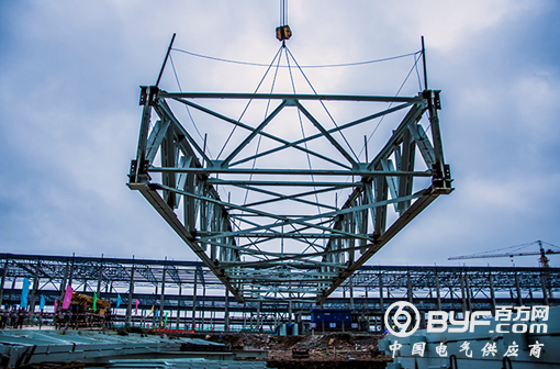 中国能建西北电建承建的广西华磊工程Ⅰ标段主厂房屋架第一跨吊装就位