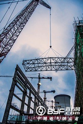 中国能建西北电建承建的广西华磊工程Ⅰ标段主厂房屋架第一跨吊装就位