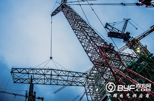 中国能建西北电建承建的广西华磊工程Ⅰ标段主厂房屋架第一跨吊装就位