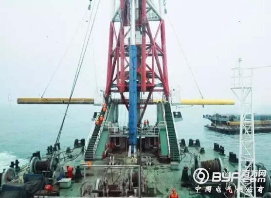 三峡新能源山东昌邑海上测风塔首根桩沉桩完成