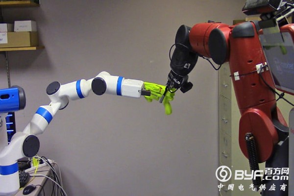 机器人实现&ldquo;左右互搏&rdquo; 互相抢东西提升稳定性