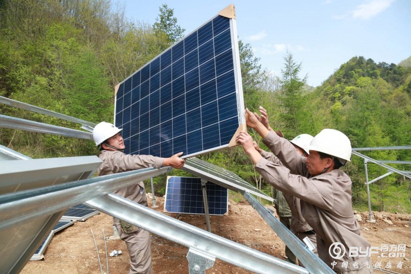 吕梁市的一批光伏扶贫项目集中并网发电