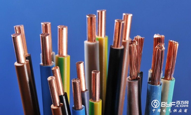 电线短路引发火灾 80辆消防车35小时扑灭