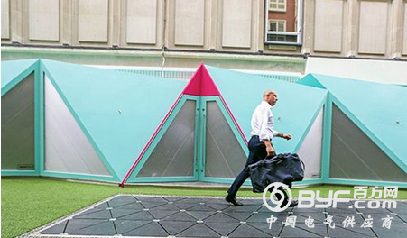 逛街环保未来式?伦敦人行道用足迹点亮路灯