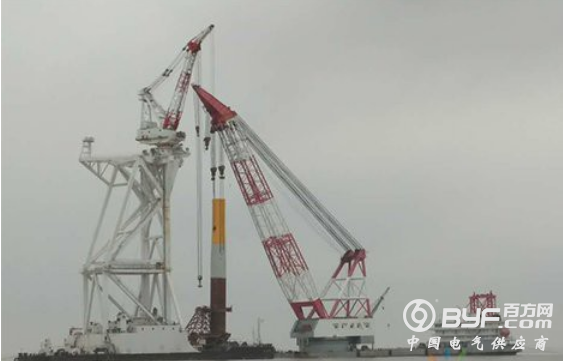 江苏黄海海域一风电平台突发爆燃 多人跳海求生