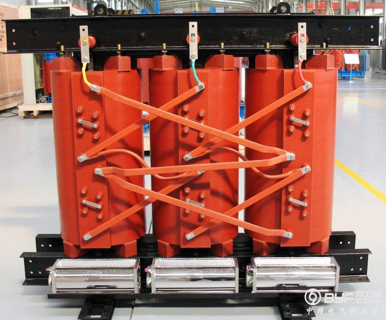 一变压器起火爆炸 烧毁变压器附近十间店铺