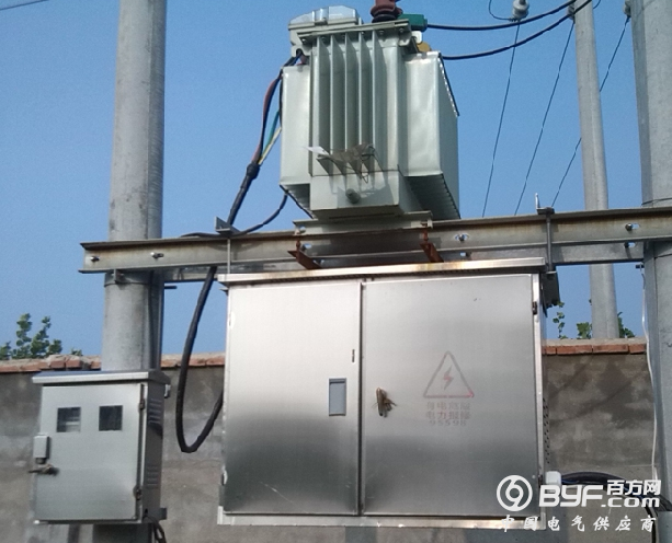 鲁山街头一变压器着火 快递小哥舍身扑救