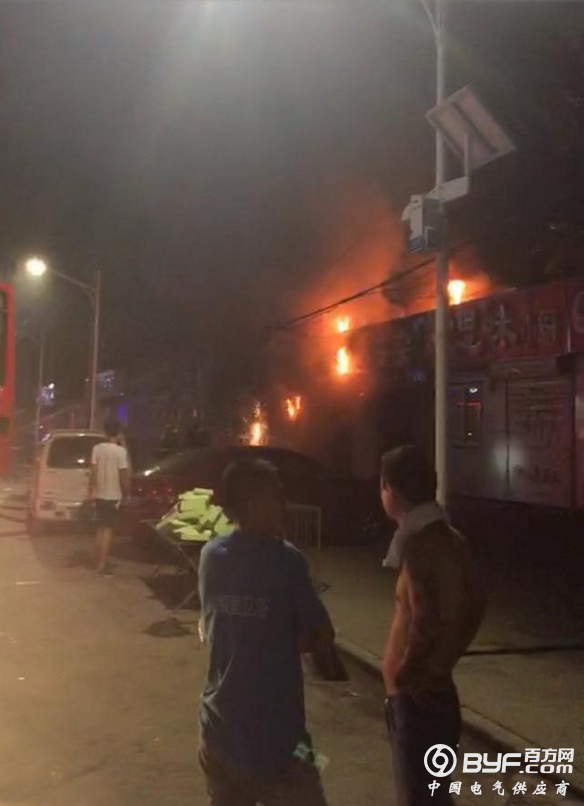 河北：变压器深夜起火 多家饭店遭殃