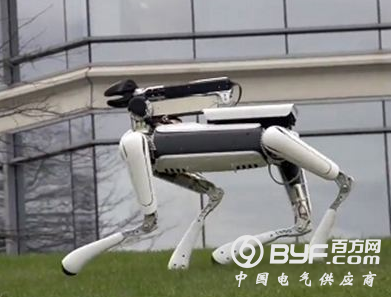 不须感测器或控制器，日团队透过调整电压让四足机器人自动调整步态