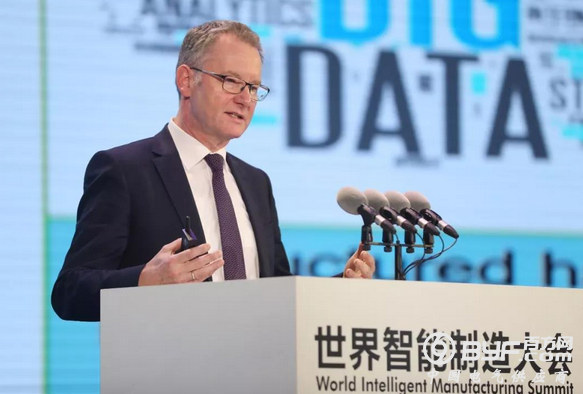 智能化世界不是抛弃人 而是让所有人参与变革