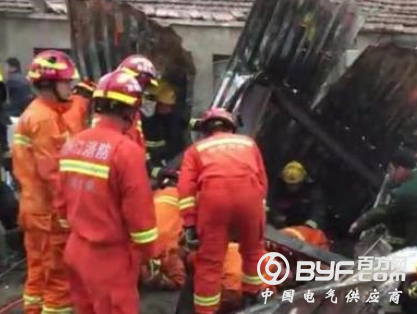 浙江金华一厂房倒塌8人被压 2人死亡6人送医救治