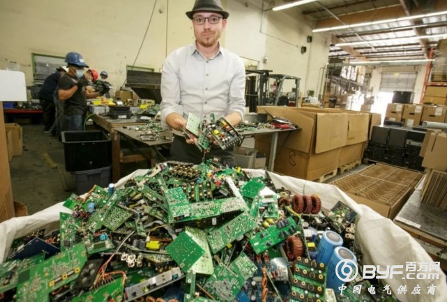 电子废物回收商人因销售微软恢复光被判15个月监禁