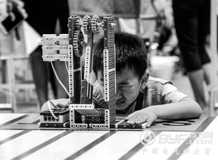 全国600多伢儿 在下沙角逐机器人大赛