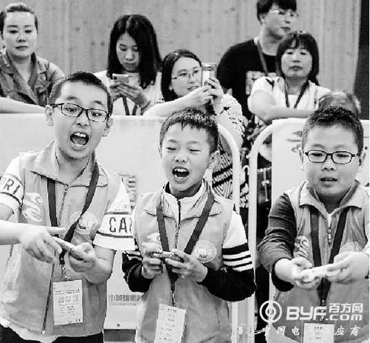 全国600多伢儿 在下沙角逐机器人大赛