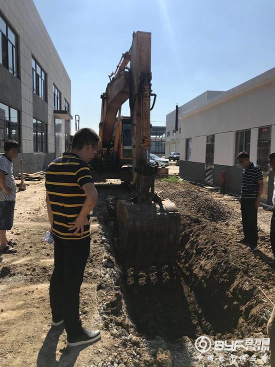 江苏一工业园被曝偷埋化工废料:挖出数吨刺鼻黑土