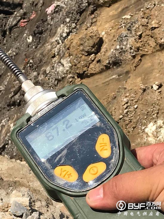 江苏一工业园被曝偷埋化工废料:挖出数吨刺鼻黑土