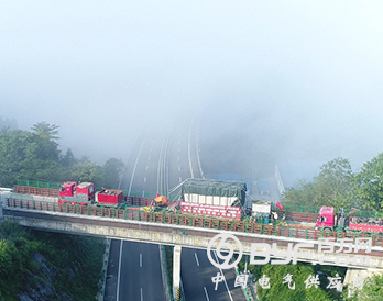 过桥梁 爬陡坡 穿高速 运送318吨超级变压器 113公里路程走了4天