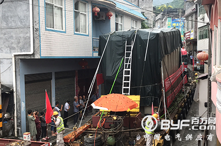 过桥梁 爬陡坡 穿高速 运送318吨超级变压器 113公里路程走了4天