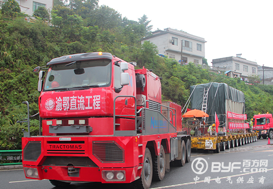 过桥梁 爬陡坡 穿高速 运送318吨超级变压器 113公里路程走了4天