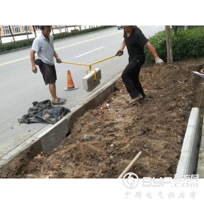 双人抬条石钳搬运30公斤路沿石图3